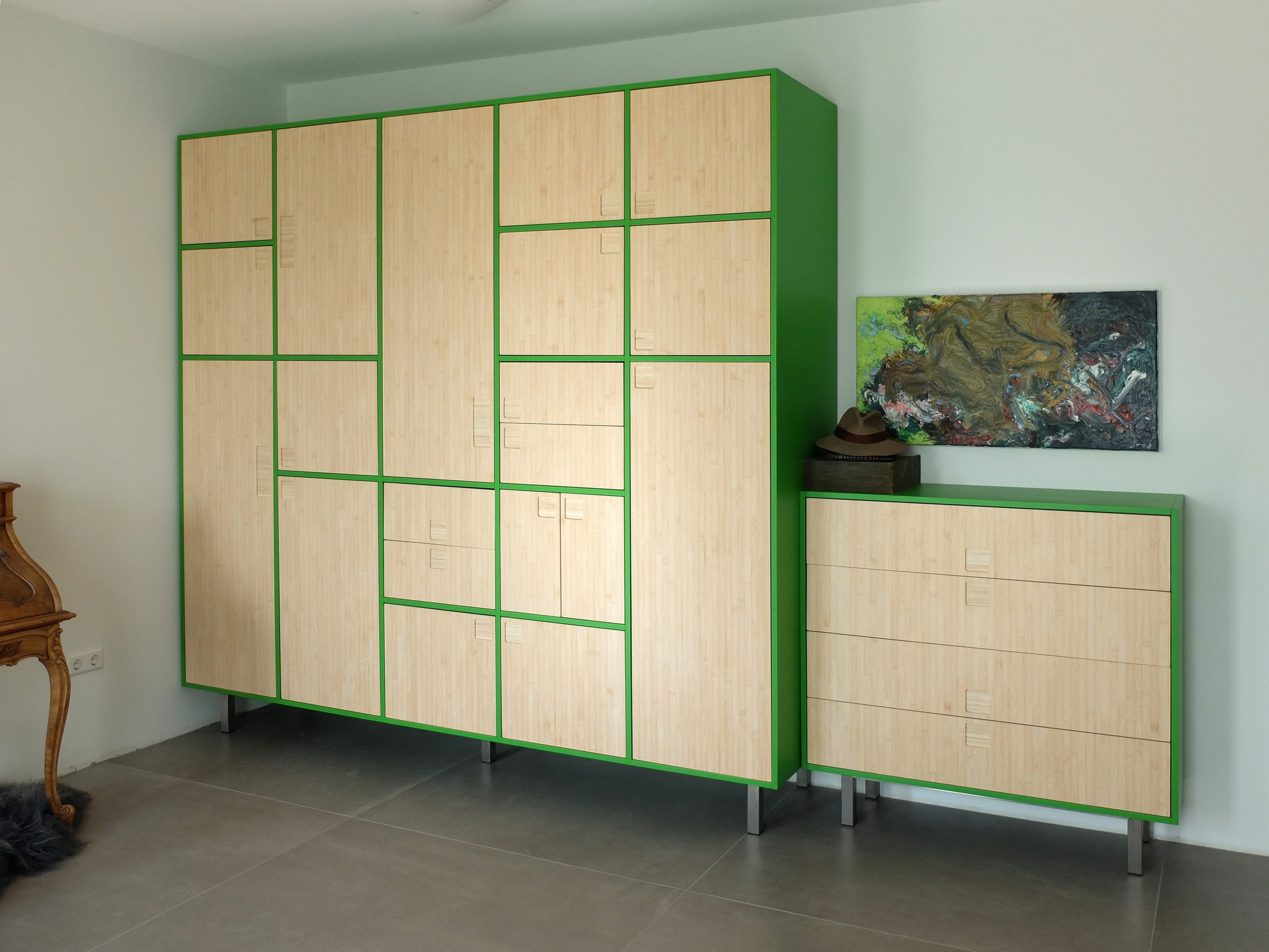 grote garderobekast met een kleine ladenkast op een RVS frame